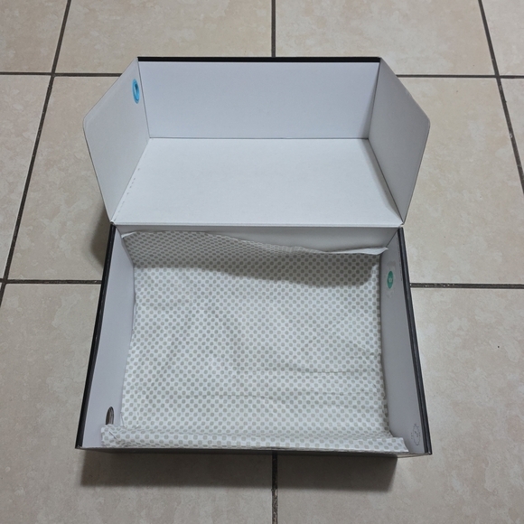 Empty Shoe Box - Picture 6 of 7